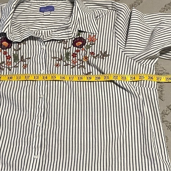 Laura Scott embroidered button down top size 2X - Picture 3 of 9